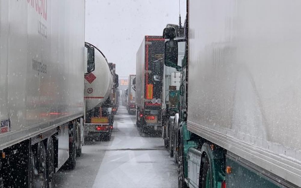 Code e disagi sull’A/7 alla periferia di Tortona per la neve. Sparso poco sale? Incidenti vari nel tortonese