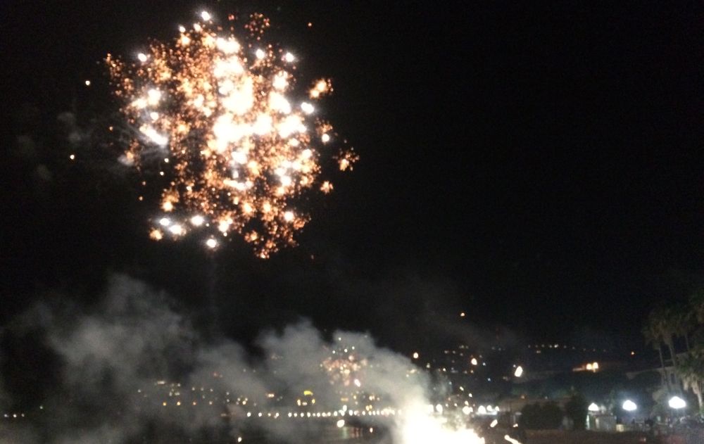 Capodanno con fuochi artificiali a Diano Marina, ma li pagano i privati: dal Comune solo karaoke. Le immagini