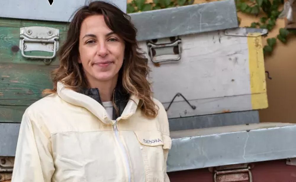 La tortonese Debora Rizzetto vince il premio internazionale “Terre de Femmes” per un grande progetto sulle api