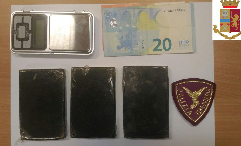 Italiano scoperto dalla Polfer di Alessandria con 3 etti di hashish