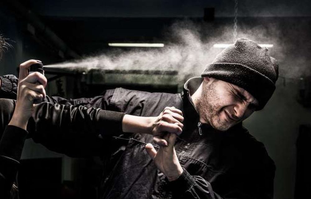 A Molare uomo spruzza spay urticante nell’occhio di un altro