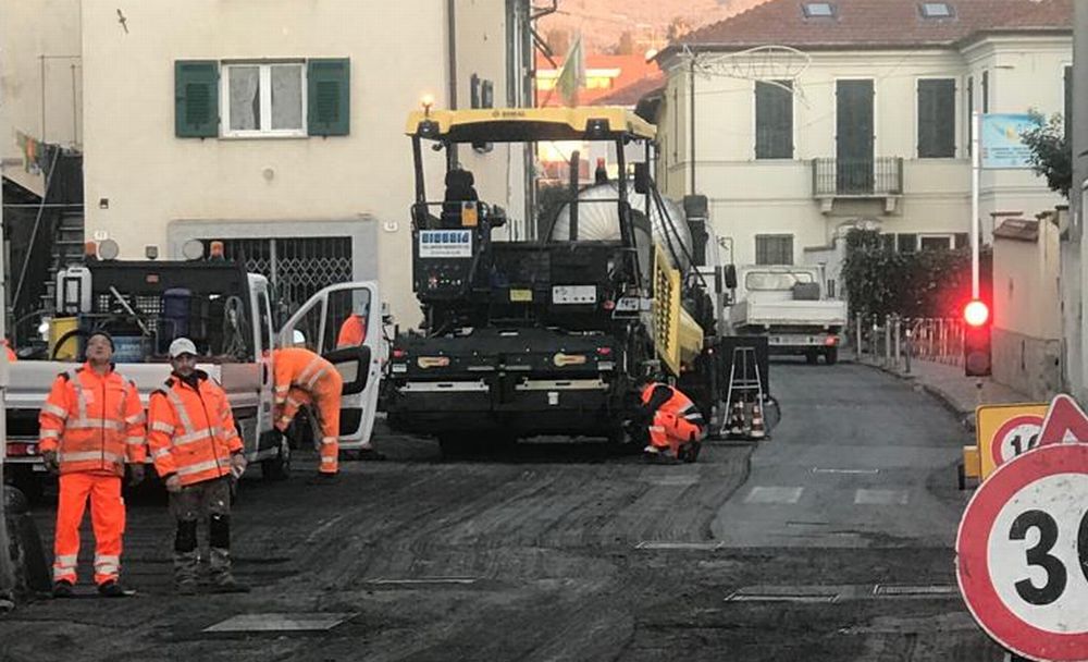 Diano Marina ha dato il via ai lavori di asfaltatura di via Cesare Battisti