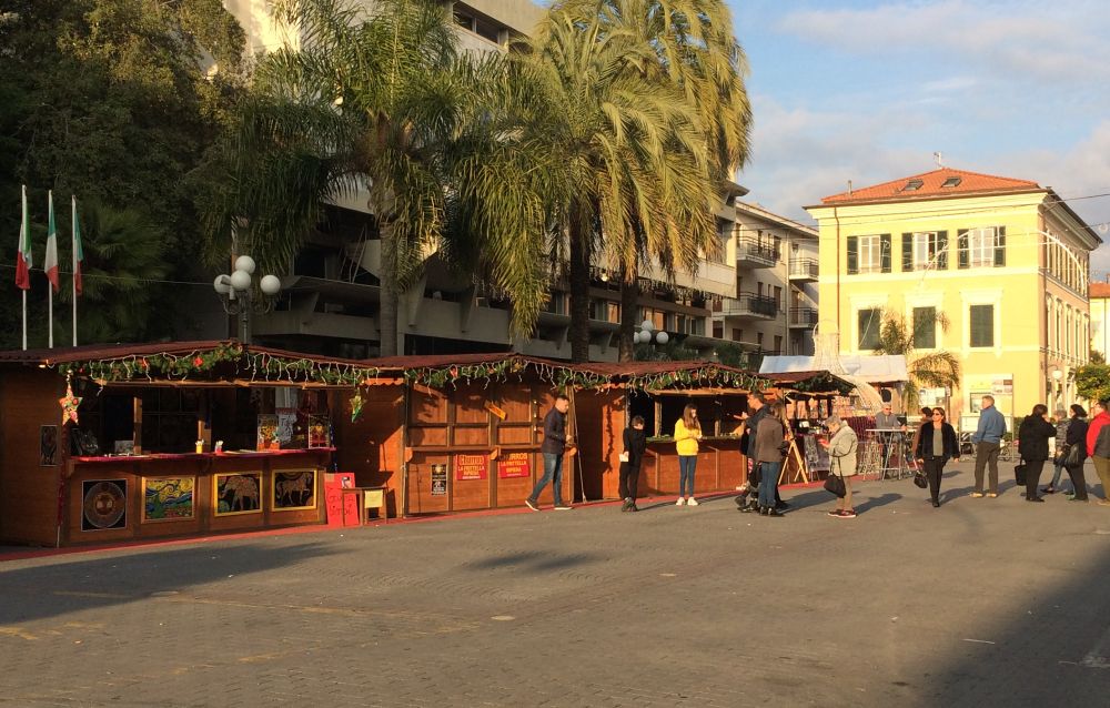 Il Capodanno in piazza a Diano Marina così non va: poco spazio a causa delle casette. Scelta da rivedere