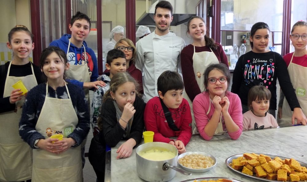 Il tortonese Alberto Menino, terzo a Masterchef, insegna a cucinare a 16 bambini diabetici