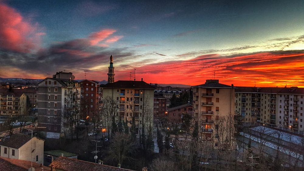 C’è Oggi Tortona: nel cielo terso di colore, la Madonna soffocata dai palazzi…. Mandateci foto della nostra città, pubblicheremo le migliori