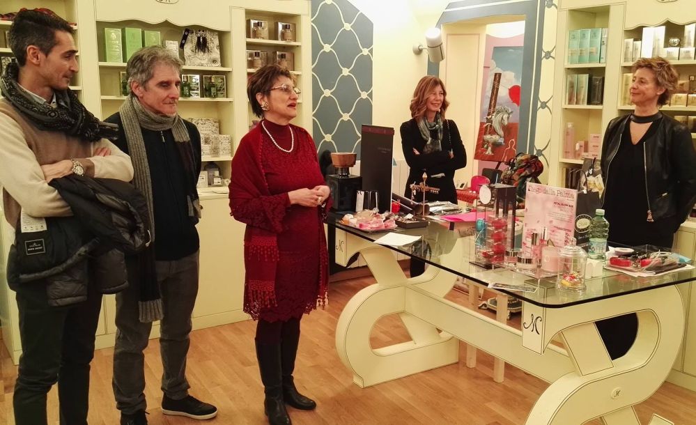 In una profumeria di Tortona una mostra di tre artisti tortonesi