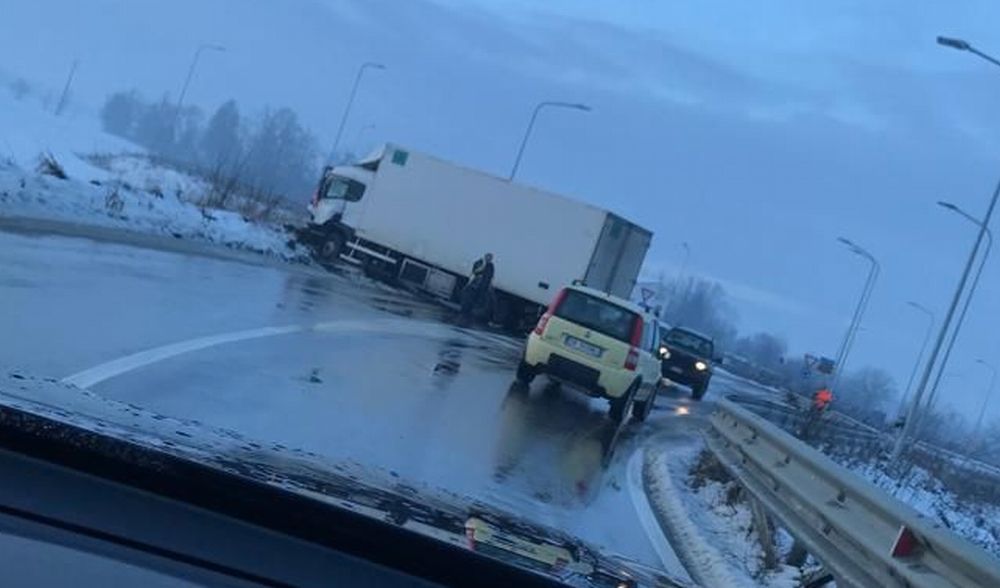 Scontro frontale fra due camion alla periferia di Tortona, un uomo in ospedale. Le immagini