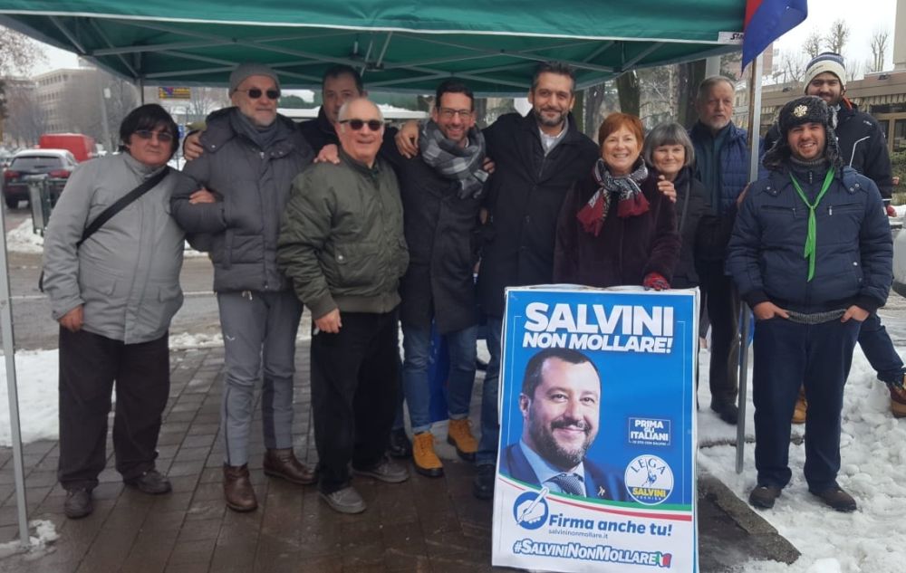 La Lega a Tortona raccoglie firme a sostegno di Salvini