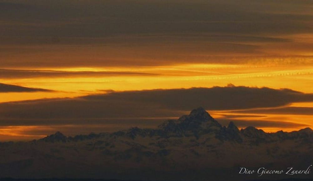 C’è Oggi Tortona: Dall’alto dell città, spesso si vedono le Alpi e il Monviso al tramonto