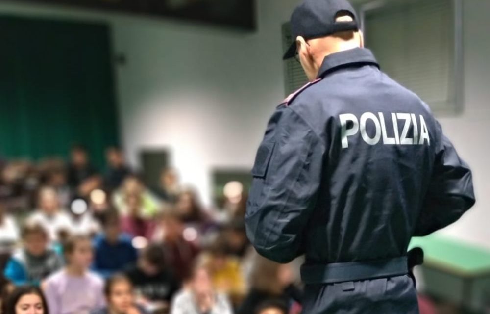 La Polizia di Stato nelle scuole medie di Ventimiglia.  110 studenti a lezione contro il cyber bullismo e rischi nascosti nel social-web.