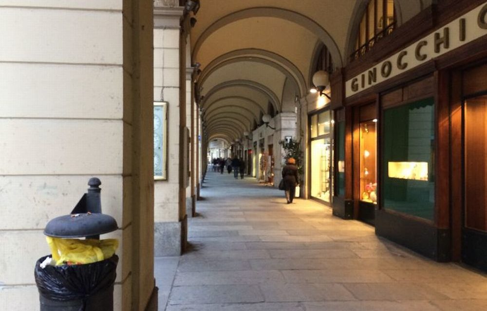 Sabato a Tortona: tanti giovani in gelateria, resto dei portici deserti. Sono cambiate le abitudini ma forse…