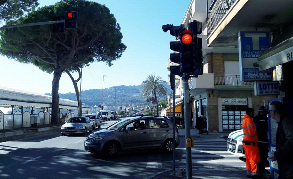 Installato il nuovo semaforo a Diano Marina