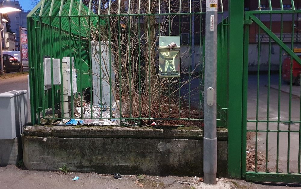 Erbacce e sporcizia nell’area della Telecom in centro a Tortona