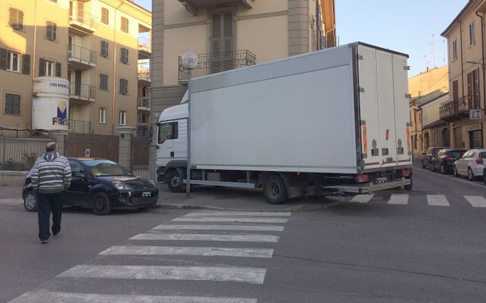 Il nuovo modo di parcheggiare i camion a Tortona….