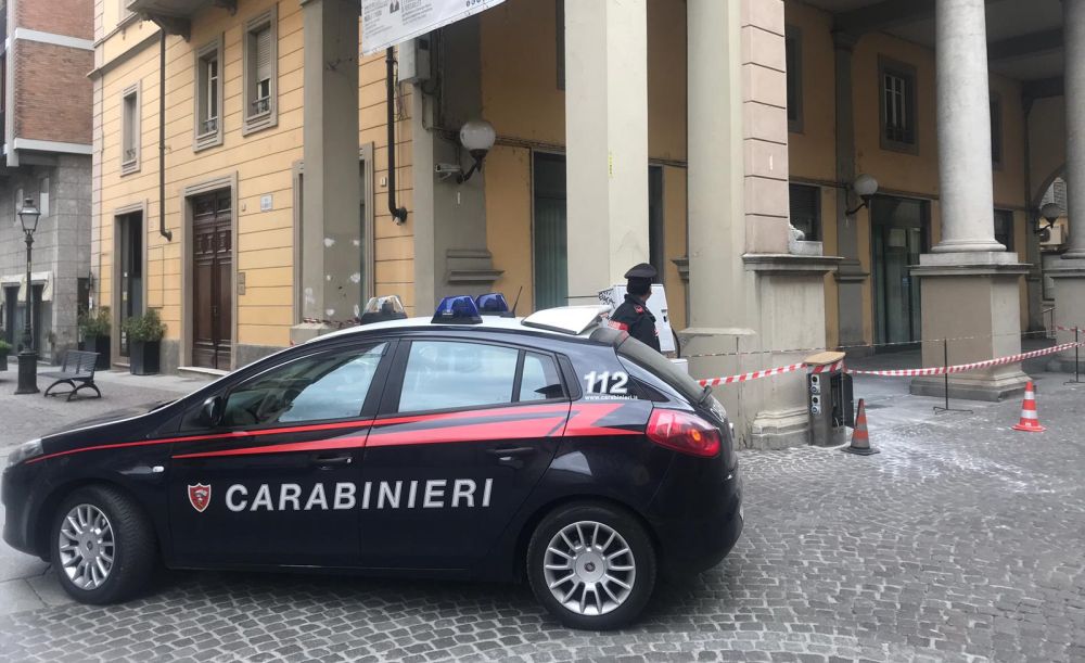 A Tortona cade una parte di intonaco in via Emilia, intervengono Carabinieri e pompieri. Le immagini