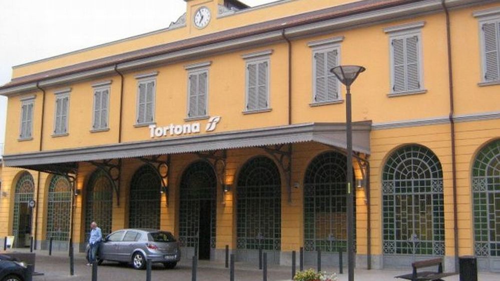 Brutale aggressione a Tortona: due giovani tortonesi picchiati e rapinati da tre immigrati nei pressi della stazione