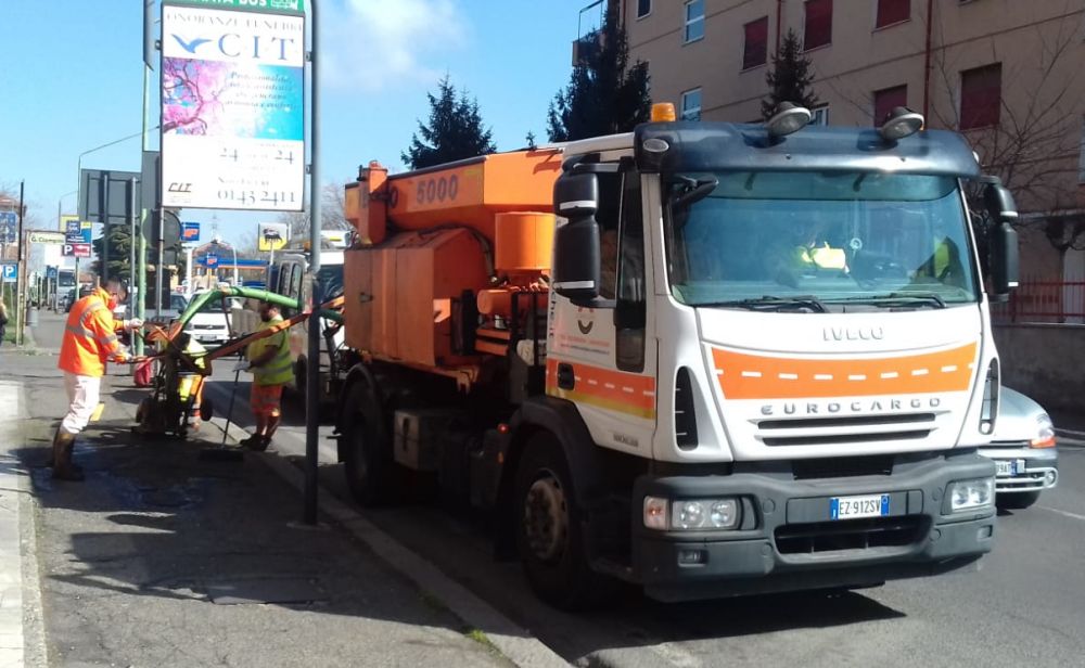 Interventi di manutenzione su strade e marciapiedi a Novi Ligure, in funzione il “tappabuche”