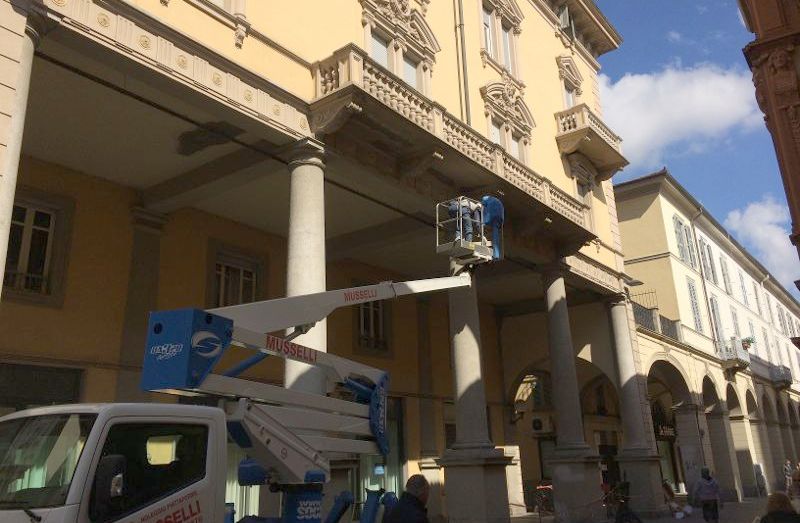 Lavori ai portici di Tortona dopo il crollo di domenica, a breve saranno riaperti