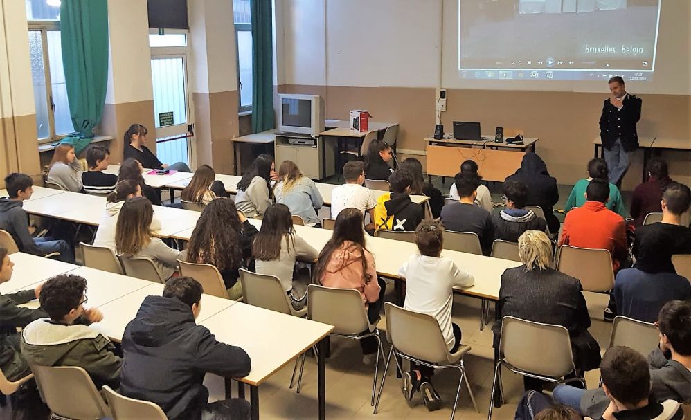I giovani tortonesi del Marconi navigano sicuri grazie alla Polizia Postale