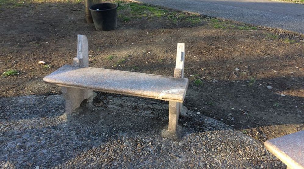 Ancora vandali a Tortona: prese sempre di mira le panchine nel parco di via Emilia nord