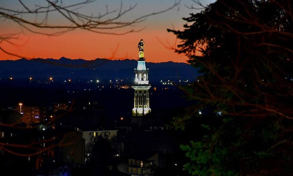 C’è Oggi Tortona: suggestiva immagine di Manuel Guerci con la catena delle Alpi al Crepuscolo