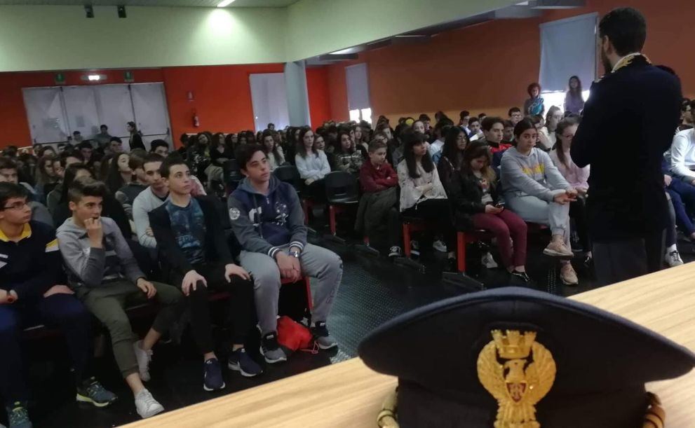 La Polizia incontra gli studenti di Imperia