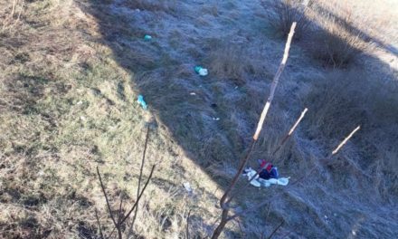 Abbandona rifiuti sul fiume Lemme preso e multato