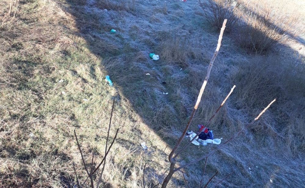 Abbandona rifiuti sul fiume Lemme preso e multato