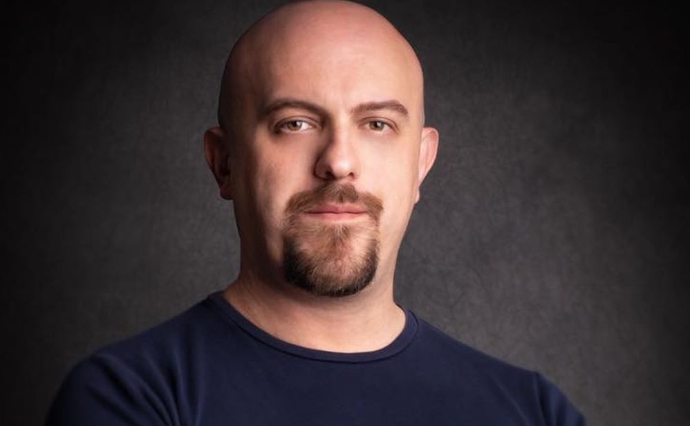 Il tortonese Massimo Pannocchia: ritrae i pendolari sul treno mentre va al lavoro e farà un libro