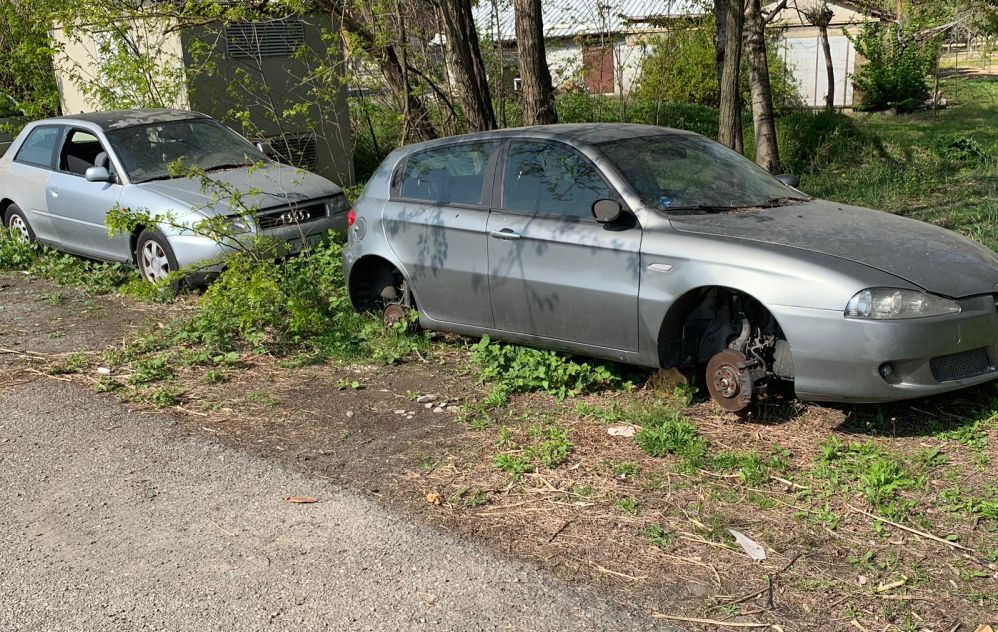 Rifiuti e auto abbandonate alla periferia di Tortona. Il Comune: “Interverremo”
