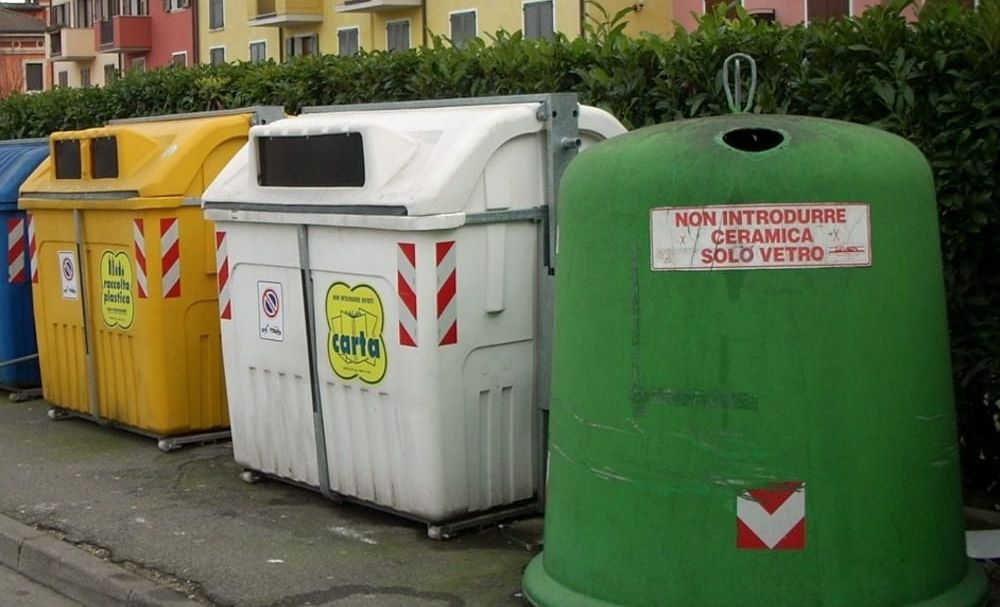 La spazzatura viene raccolta, i bidoni svuotati, ma gli uffici di Gestione Ambiente sono aperti solo per necessità