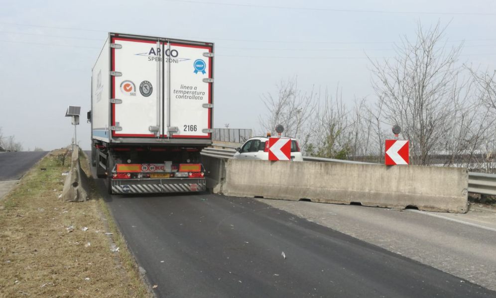 Cavalcavia pericoloso, il Comune di Tortona ne alleggerisce il traffico con questo sistema