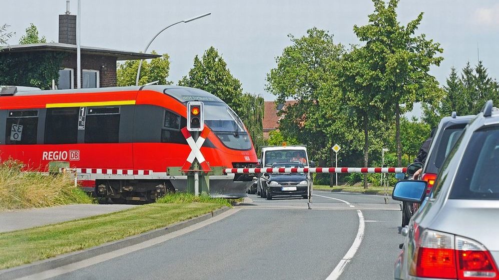Ovada, tre auto bloccate in mezzo ai binari del passaggio a  livello; gli autisti denunciati per interruzione di pubblico servizio