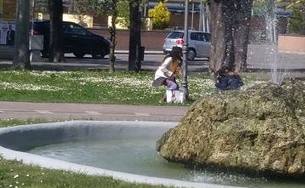 Dopo l’uomo la donna: prima di entrare nella Casa di Accoglienza di Tortona fa i suoi bisogni ai “soliti” giardini