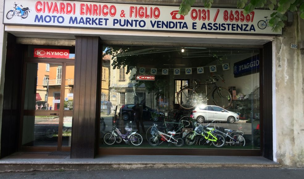 Tentano il furto da Civardi spaccando la vetrina davanti alla caserma dei Carabinieri di Tortona. Grave il danno