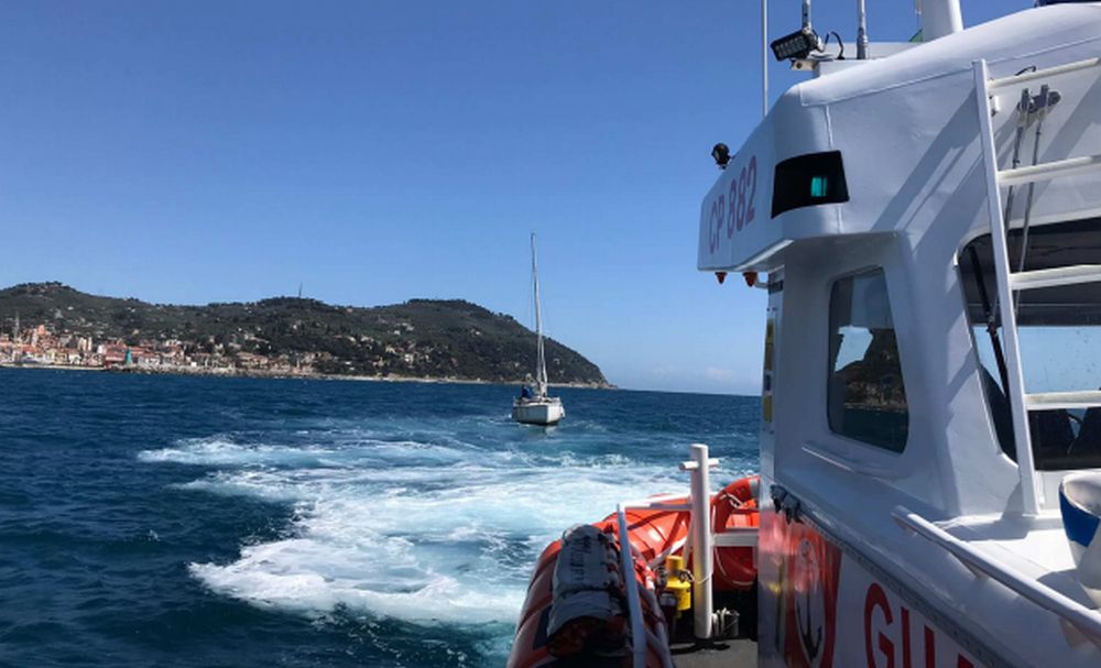 La Guardia costiera di Imperia salva 4 adulti e tre bambini che erano naufragati