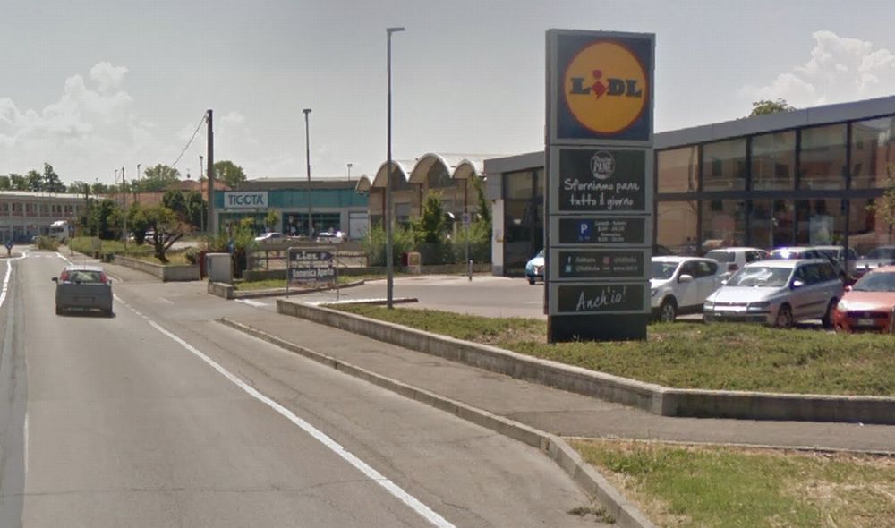 Banda di ladri rumeni in azione al Lidl di Tortona, ma i tre vengono presi dai Carabinieri: arrestati e liberati