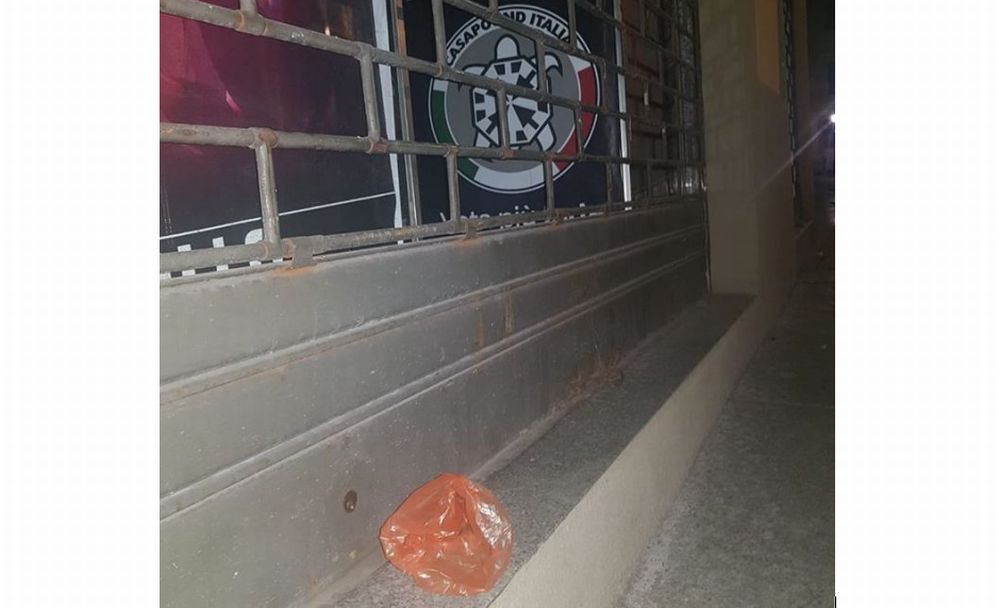 Depositato un sacco di merda di fronte alla sede di Casapound a Tortona