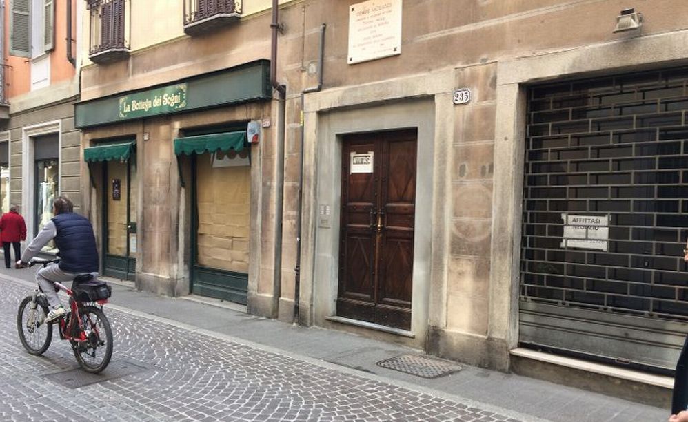 Commercio a Tortona sempre più in ginocchio: 5 negozi sfitti all’inizio dell’isola pedonale nel centro culturale cittadino