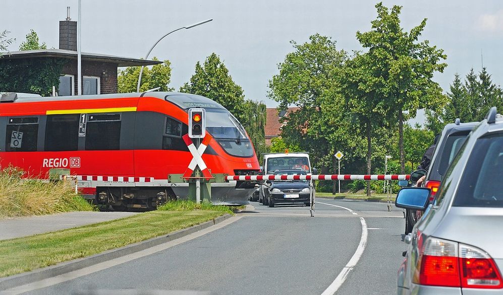 Il passaggio a livello è chiuso e il camionista rompe le sbarre per passare, denunciato ad Acqui terme