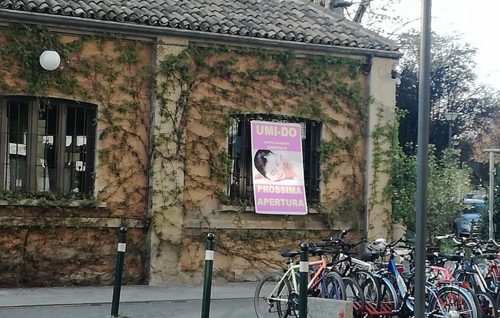 Tortona, al posto del fiorista un Centro massaggi: la gente prende d’assalto il negozio per avere sconti, ma era un pesce d’aprile