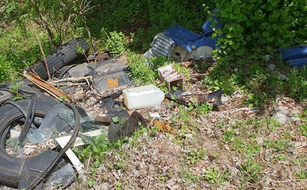 Le immagini dei rifiuti abbandonati al Parco dello Scrivia di Carbonara. Il comune avvisato già due volte