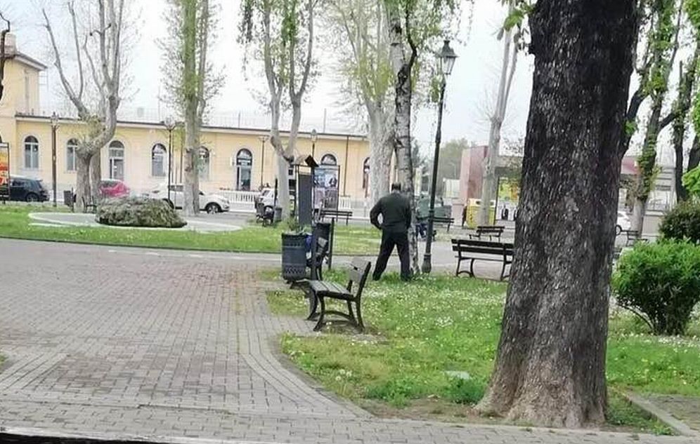 I giardini di Tortona sono diventati un pisciatoio pubblico!!