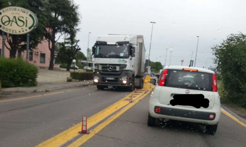 A Tortona questo camion forza la barriera in cemento e passa sul cavalcavia malconcio e pericoloso
