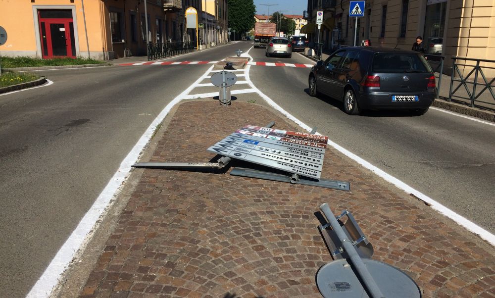 Un camion entra a Tortona e abbatte diversi cartelli stradali. Le immagini