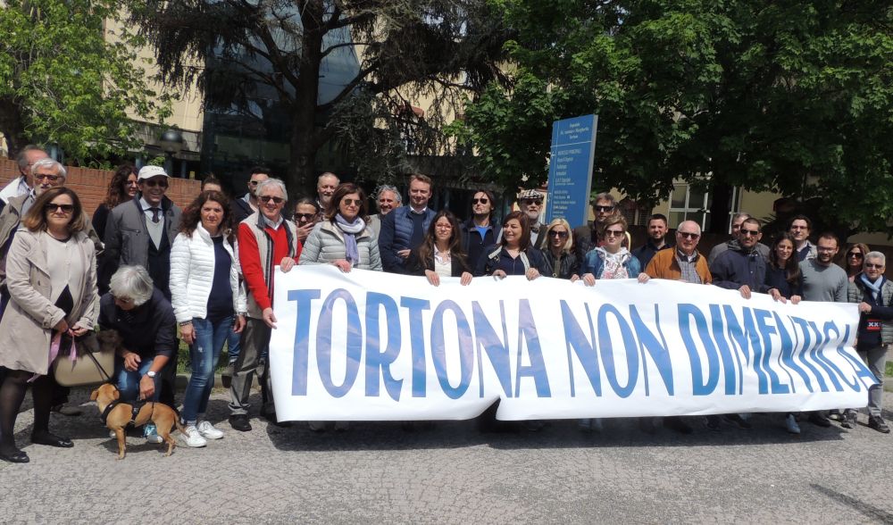 Le immagini di Chiamparino e Saitta a Tortona che fra la contestazione confermano che sull’ospedale e la sanità non si torna indietro