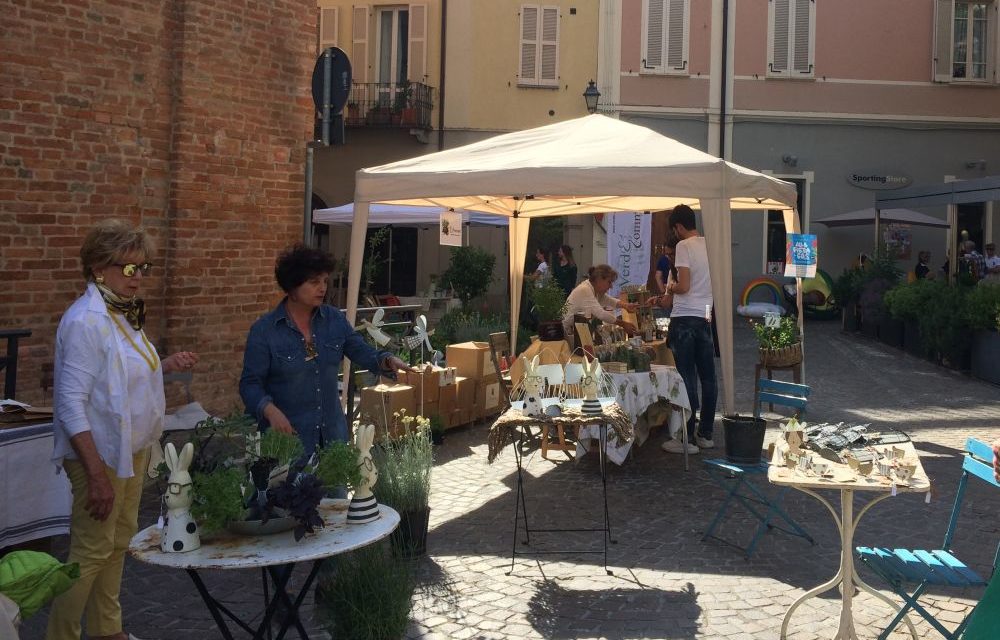 Un successo il mercato delle erbe aromatiche in piazzetta de Amicis a Tortona