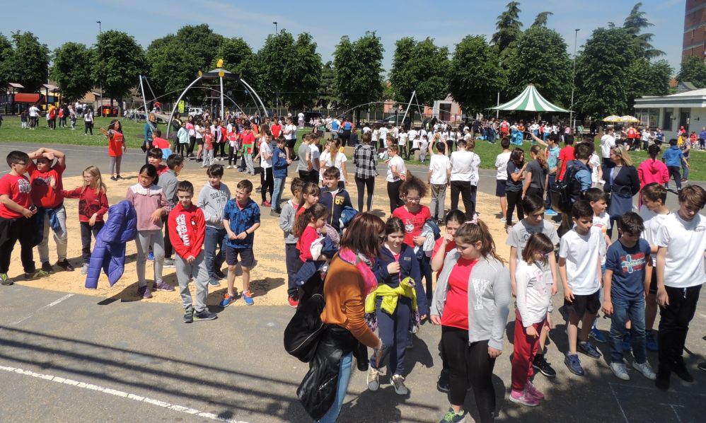 Migliaia di bambini tortonesi all’area verde per imparare i giochi dei nonni. Le immagini