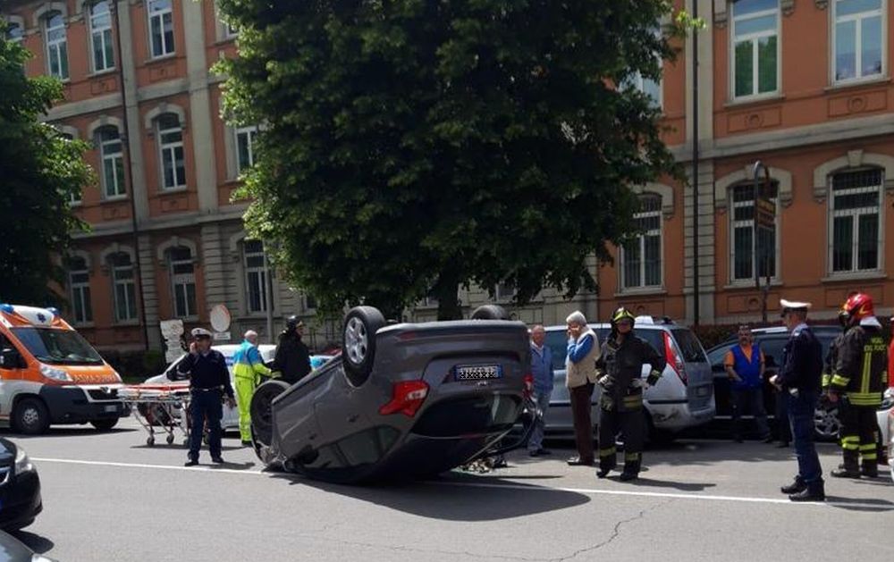 Preoccupazione a Tortona per questo incidente davanti alle scuole: e se c’era un bambino?