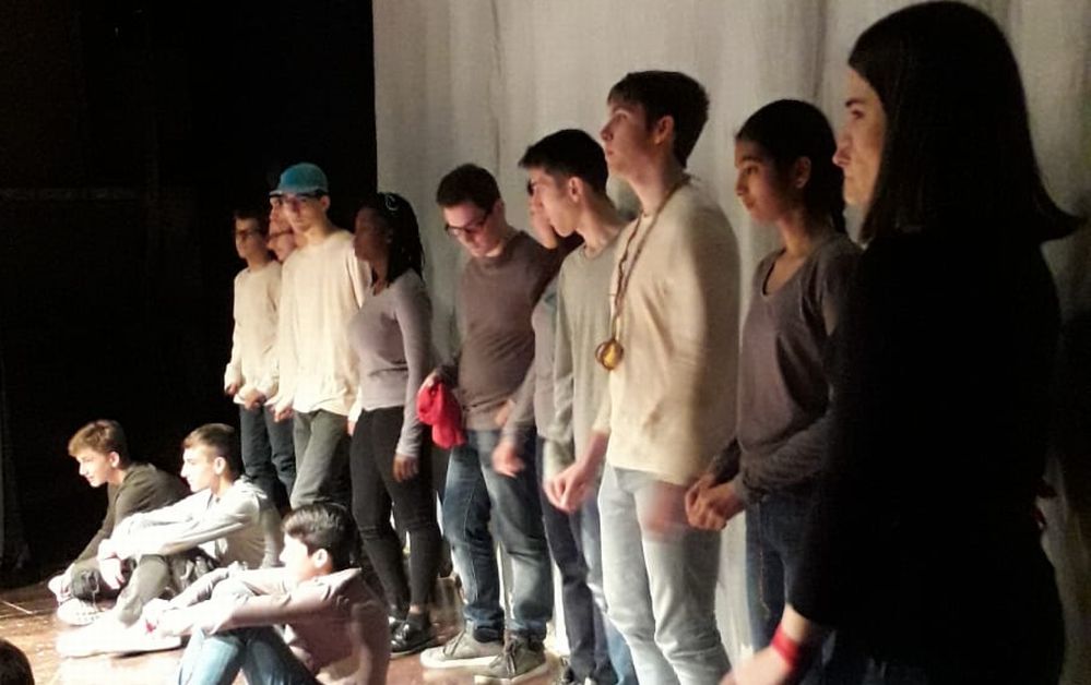 Gli studenti del Liceo Peano di Tortona prendono appunti sulla felicità